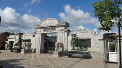 封存时光的密钥：一座陵园里的生命教育与城市记忆